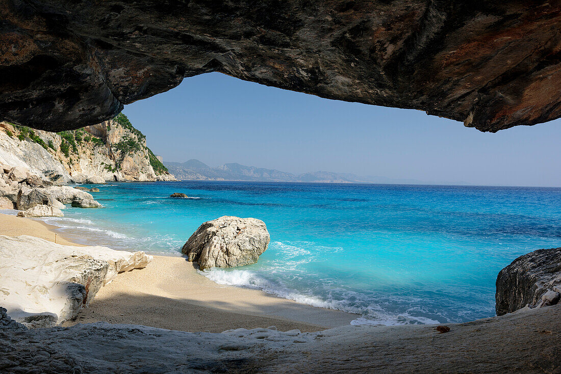 Blick aus Höhle auf Strand Cala Goloritze am Mittelmeer, Cala Goloritze, Selvaggio Blu, Nationalpark Golfo di Orosei e del Gennargentu, Sardinien, Italien