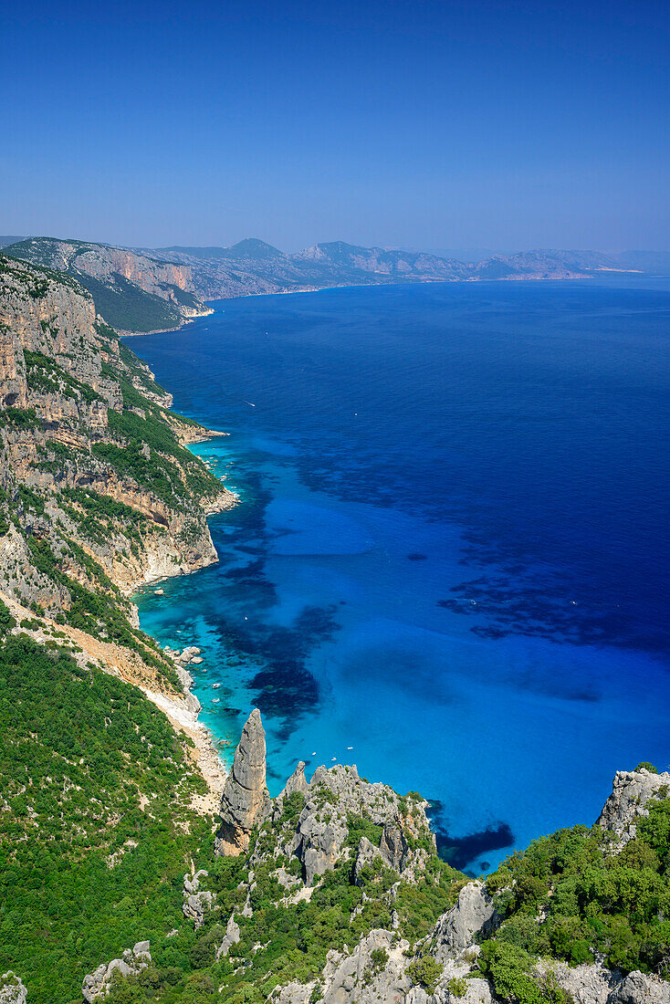 Blick von Punta Salinas auf Cala Goloritze am Mittelmeer, Punta Salinas, Selvaggio Blu, Nationalpark Golfo di Orosei e del Gennargentu, Sardinien, Italien