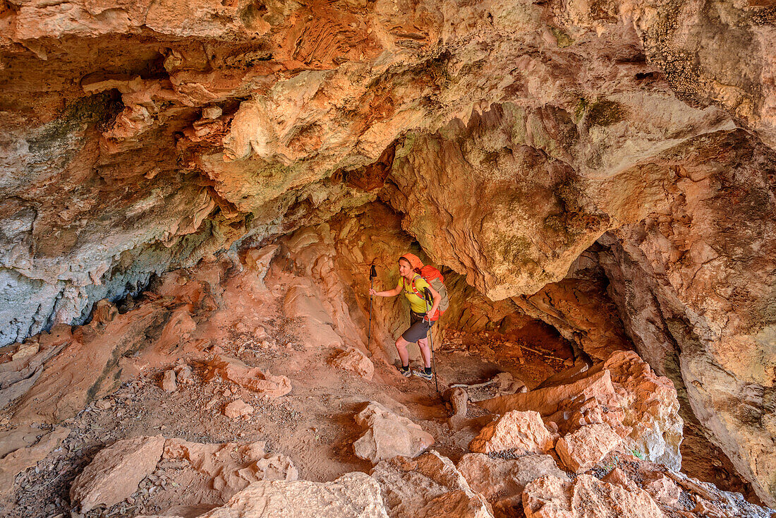 Frau wandert am Selvaggio Blu durch Felshöhle, Selvaggio Blu, Nationalpark Golfo di Orosei e del Gennargentu, Sardinien, Italien