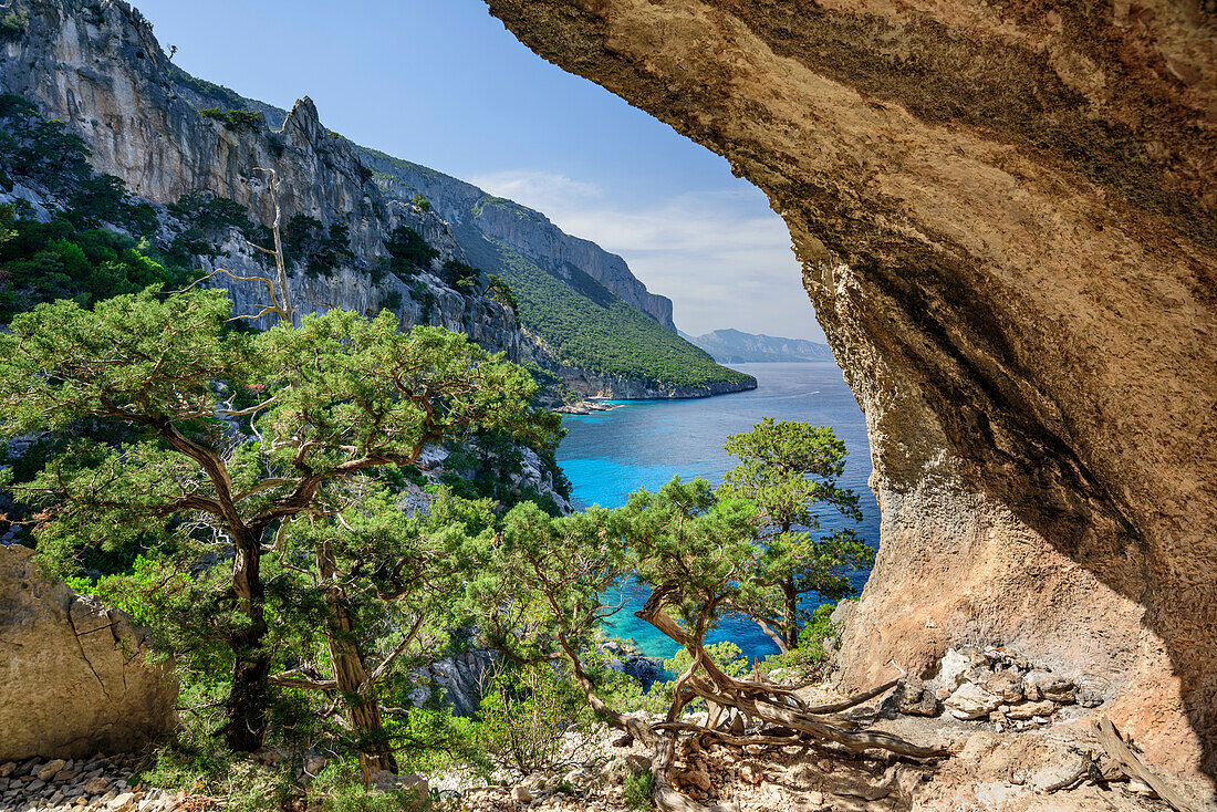 Felsbogen mit Blick auf Mittelmeer, Selvaggio Blu, Nationalpark Golfo di Orosei e del Gennargentu, Sardinien, Italien