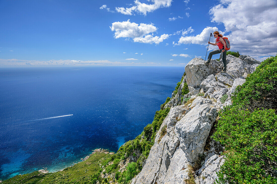 Frau beim Wandern steht an Steilküste blickt auf Golfo di Orosei, Selvaggio Blu, Nationalpark Golfo di Orosei e del Gennargentu, Sardinien, Italien