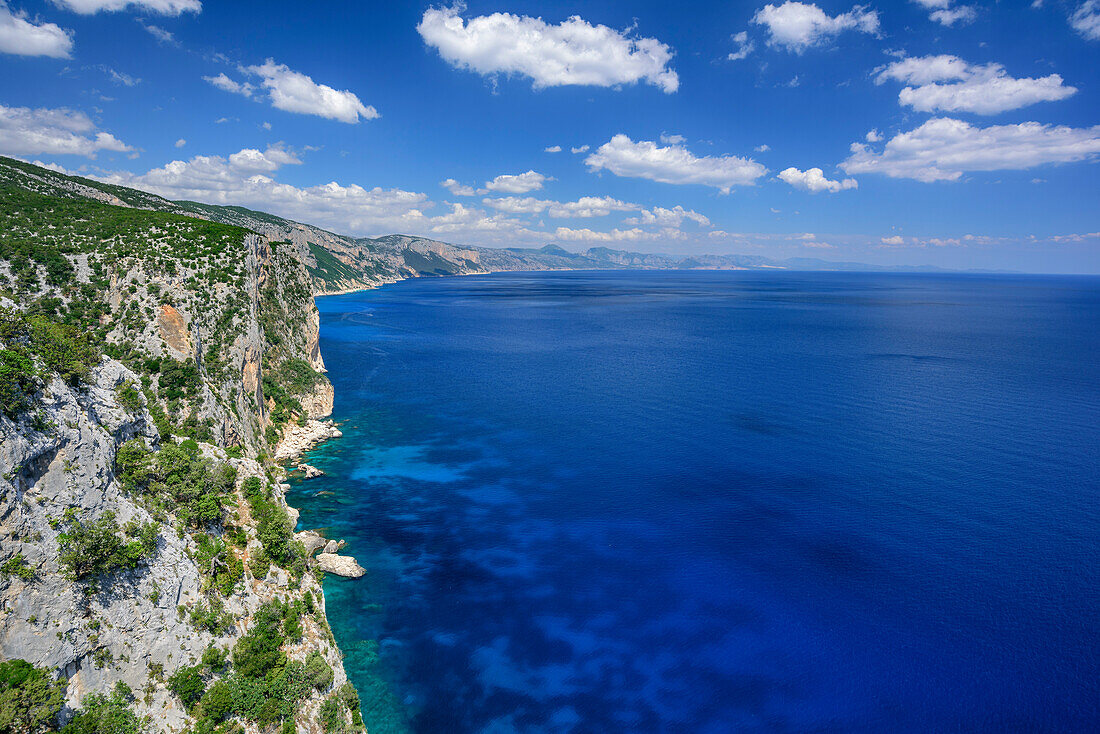 Mittelmeer mit Steilküste am Golfo di Orosei, Selvaggio Blu, Nationalpark Golfo di Orosei e del Gennargentu, Sardinien, Italien