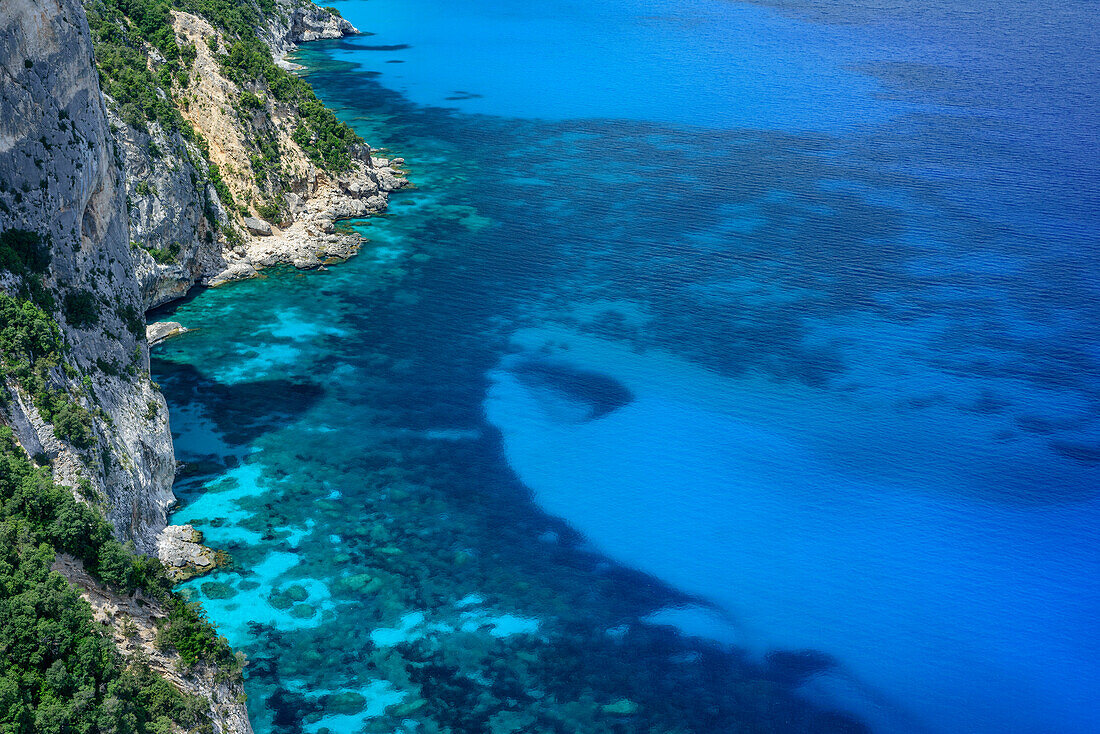 Mittelmeer mit Steilküste am Golfo di Orosei, Selvaggio Blu, Nationalpark Golfo di Orosei e del Gennargentu, Sardinien, Italien