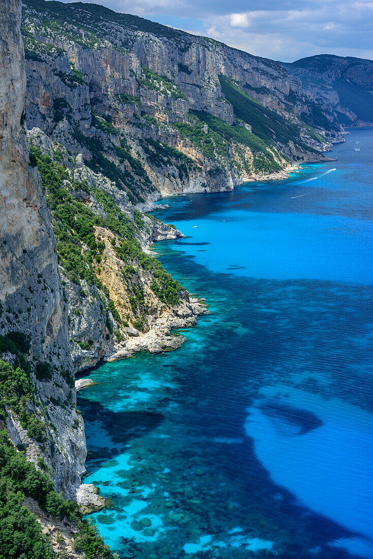 Mittelmeer mit Steilküste am Golfo di Orosei, Selvaggio Blu, Nationalpark Golfo di Orosei e del Gennargentu, Sardinien, Italien