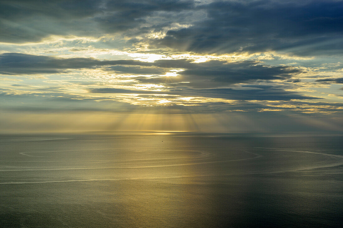 Sonne scheint durch Wolkendecke aufs Meer, Nationalpark Golfo di Orosei e del Gennargentu, Sardinien, Italien