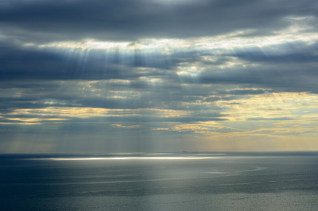 Sonne scheint durch Wolkendecke aufs Meer, Nationalpark Golfo di Orosei e del Gennargentu, Sardinien, Italien