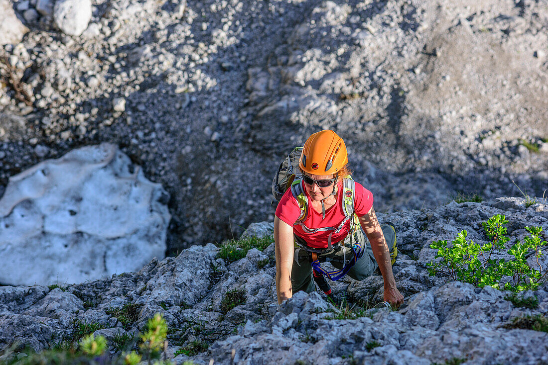 Frau begeht steilen Klettersteig, Pidinger Klettersteig, Hochstaufen, Chiemgauer Alpen, Chiemgau, Oberbayern, Bayern, Deutschland