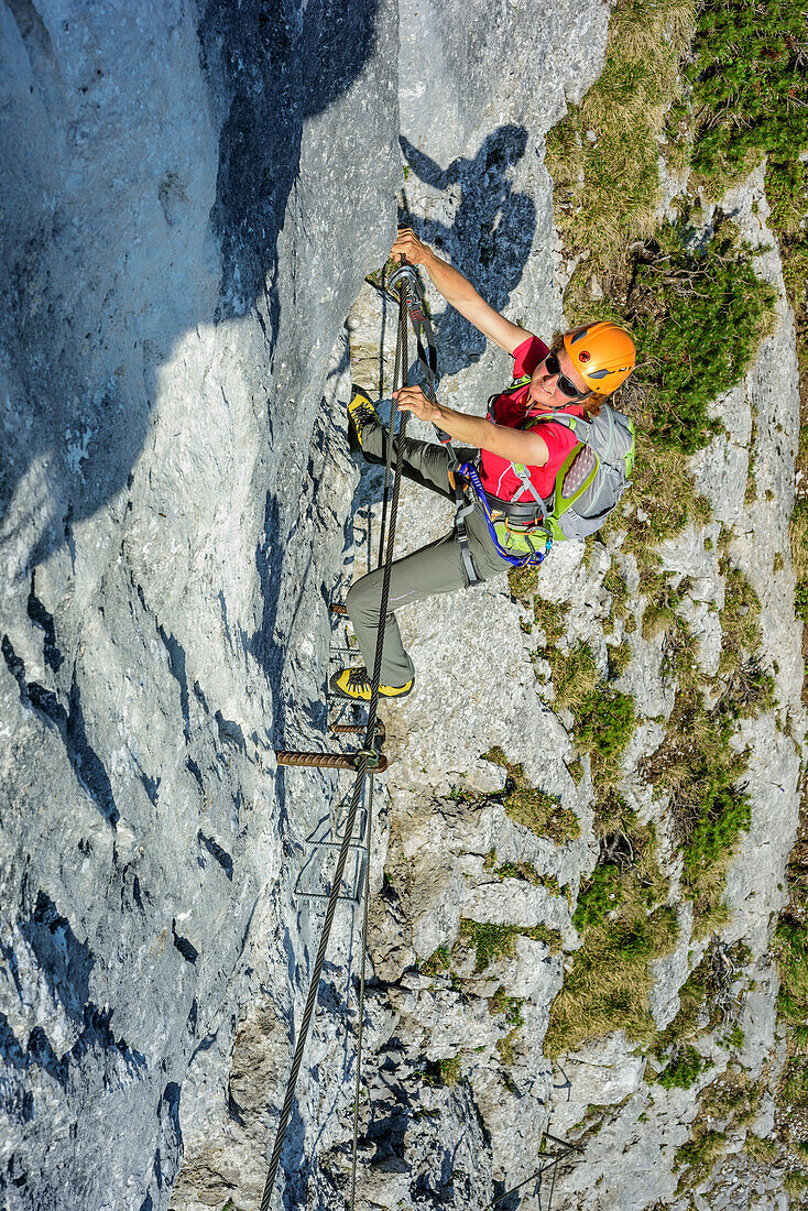 Frau begeht steilen Klettersteig, Pidinger Klettersteig, Hochstaufen, Chiemgauer Alpen, Chiemgau, Oberbayern, Bayern, Deutschland