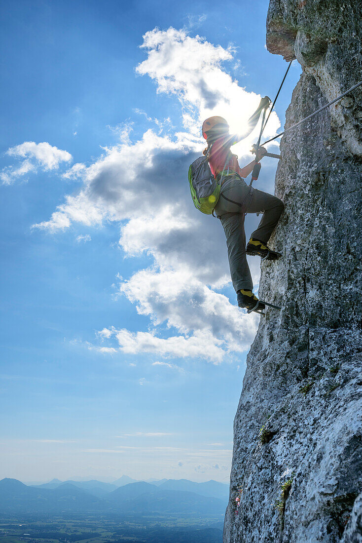 Frau begeht steilen Klettersteig, Pidinger Klettersteig, Hochstaufen, Chiemgauer Alpen, Chiemgau, Oberbayern, Bayern, Deutschland