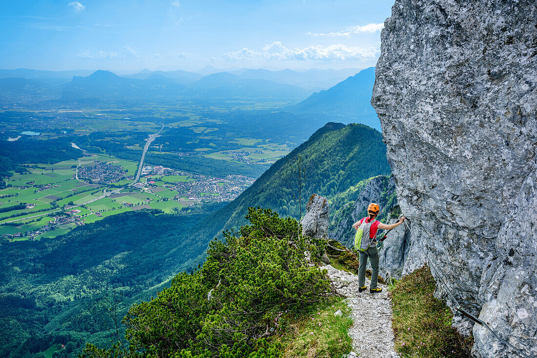 Frau begeht Klettersteig, Pidinger Klettersteig, Hochstaufen, Chiemgauer Alpen, Chiemgau, Oberbayern, Bayern, Deutschland