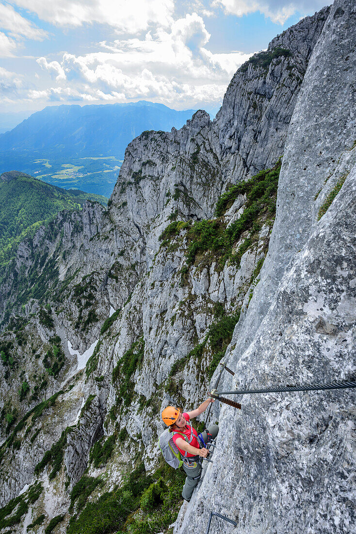 Frau begeht steilen Klettersteig, Pidinger Klettersteig, Hochstaufen, Chiemgauer Alpen, Chiemgau, Oberbayern, Bayern, Deutschland