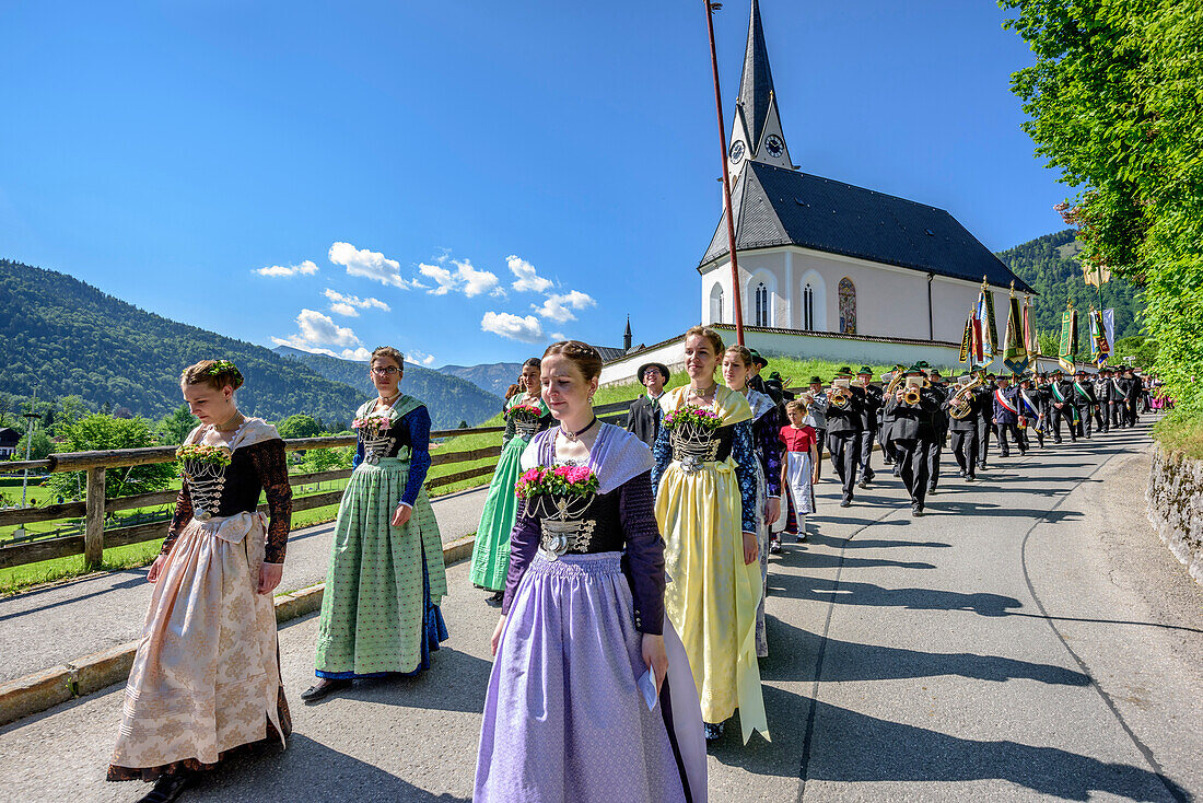 Prozession zu Fronleichnam, Kirche von Kreuth im Hintergrund, Kreuth, Bayerische Alpen, Oberbayern, Bayern, Deutschland