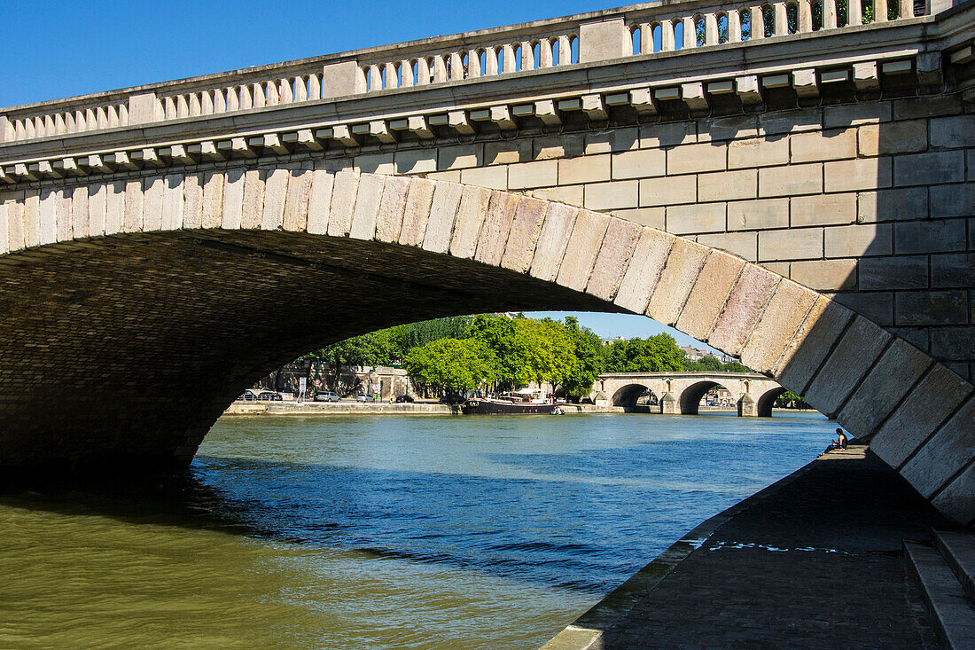 France, Paris, Ile St Louis, Quai de la Seine, Louis Philippe bridge and Marie bridge