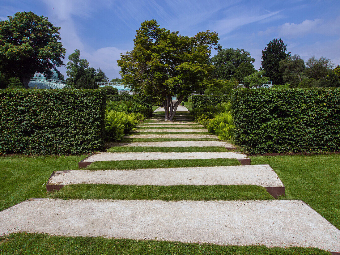 France, Paris, path in the Jardin des Serres d'Auteuil
