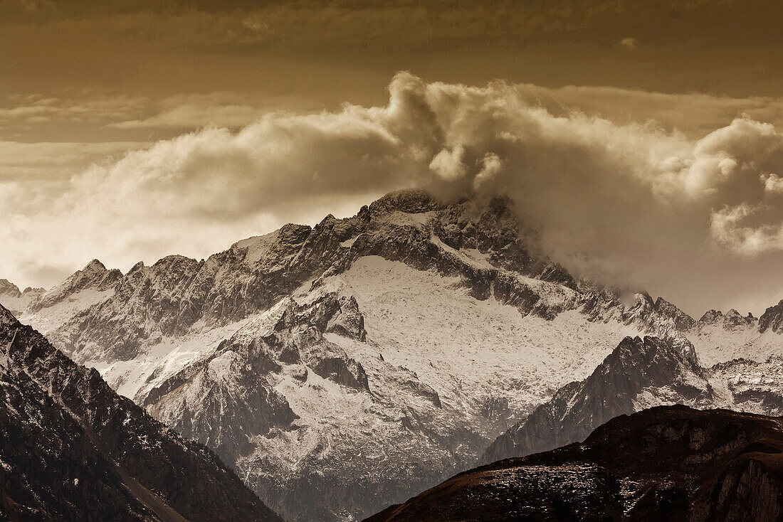 France, Midi Pyrenees, Hautes Pyrenees, Clouds on the top of Balaïtous, on the Franco-Spanish border