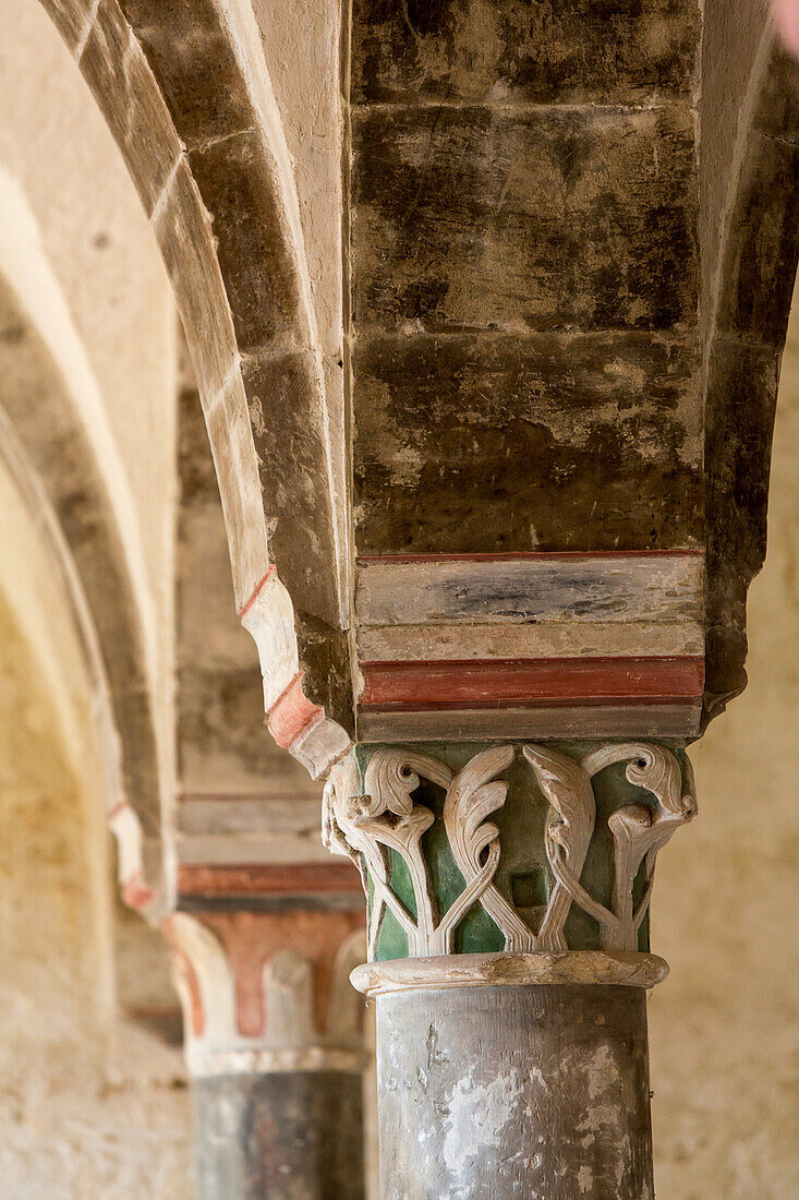 ehemalig Kloster Mariental, Zisterzienser,bei Helmstedt, farbige Säuenkapitelle im Laienrefeftorium, Niedersachsen, Norddeutschland, Deutschland