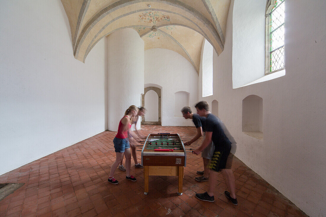 ehemalige Kloster Möllenbeck, heute Jugendfreizeitheim, Tischfußball im Kreuzgang, Rinteln, Niedersachsen, Norddeutschland, Deutschland