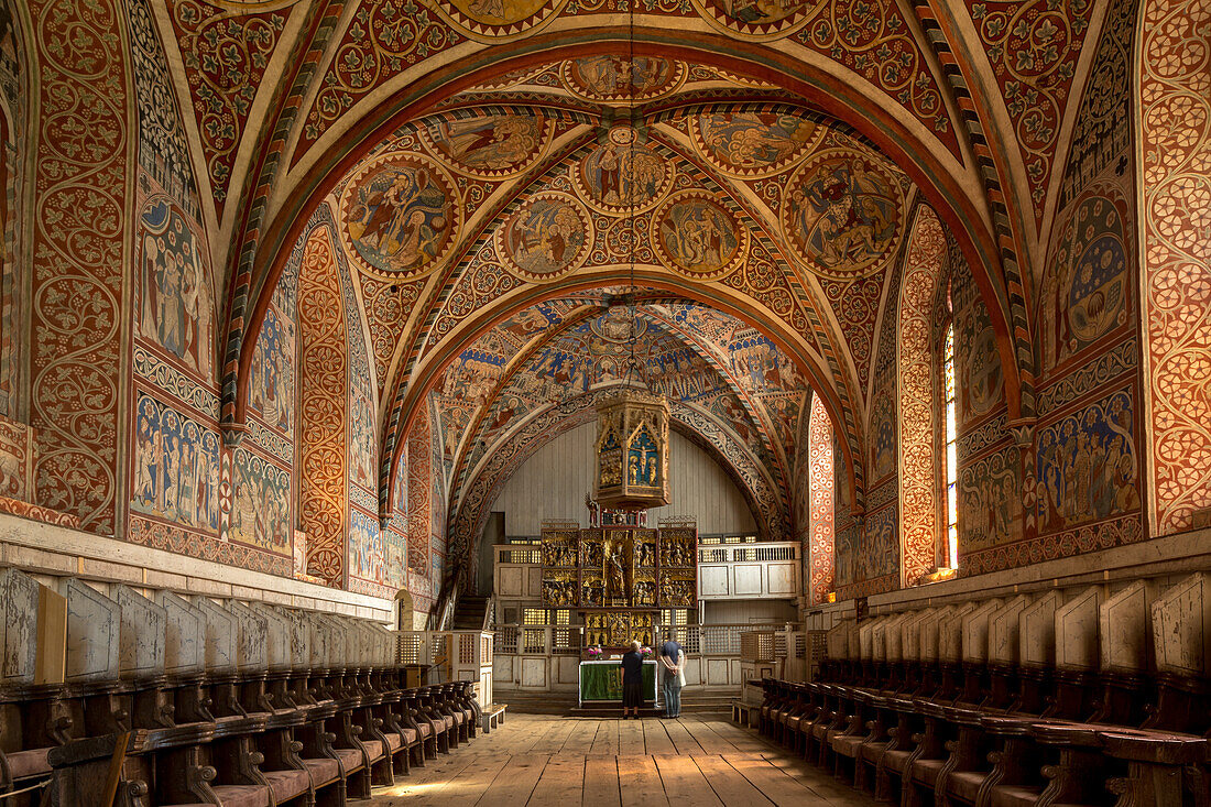 Kloster Wienhausen, bei Celle, ehemalige ZIsterzienserabtei, heute evangelisches Frauenkloster, gehört zu den sechs Lüneburger Klöstern, Frauenkloster, Eichendielen, mit Ornamenten bunt bemaltes Kreuzgewölbe, Nonnenchor, Staffelgiebel, Backsteinarchitektu