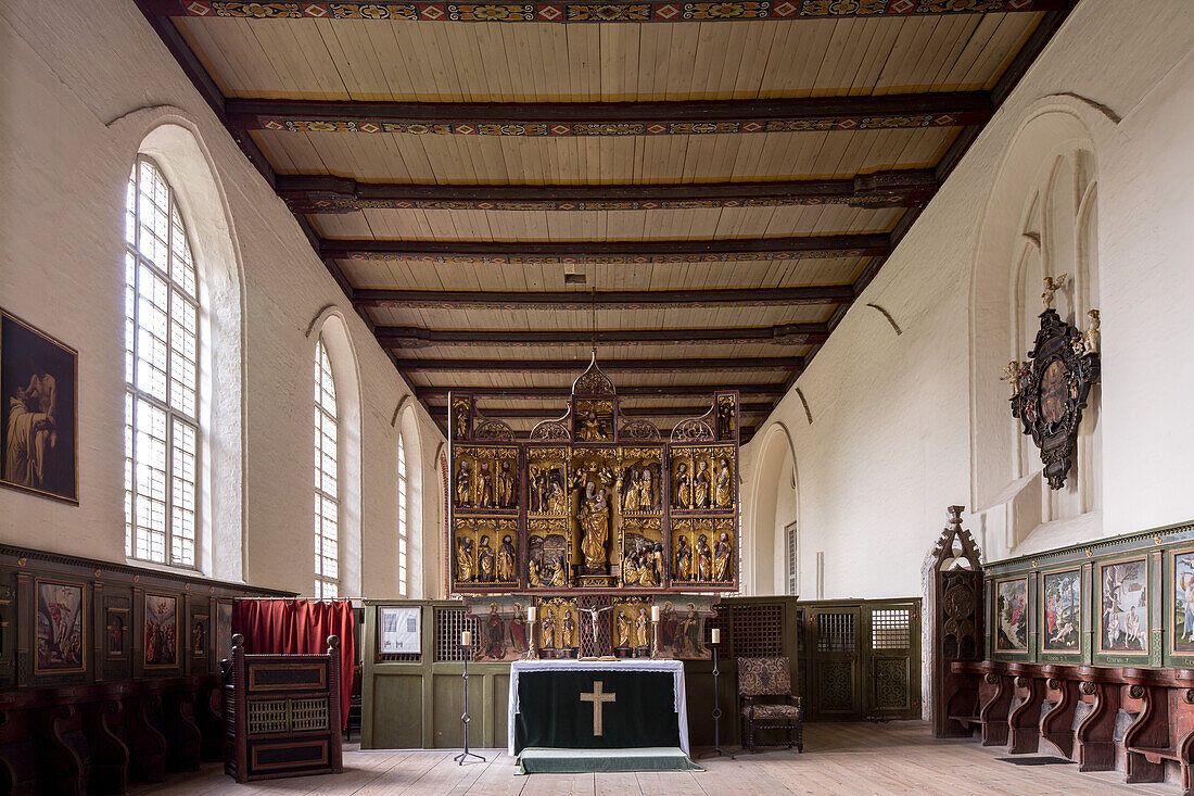 Klosterkirche Isenhagen, gehört zu den sechs Lüneburger Klöstern, ehemaliges Zisterzienserkloster, heute evangelisches Damenstift, Nonnenempore, Flachdecke, Chorgestühl, Niedersachsen, Deutschland