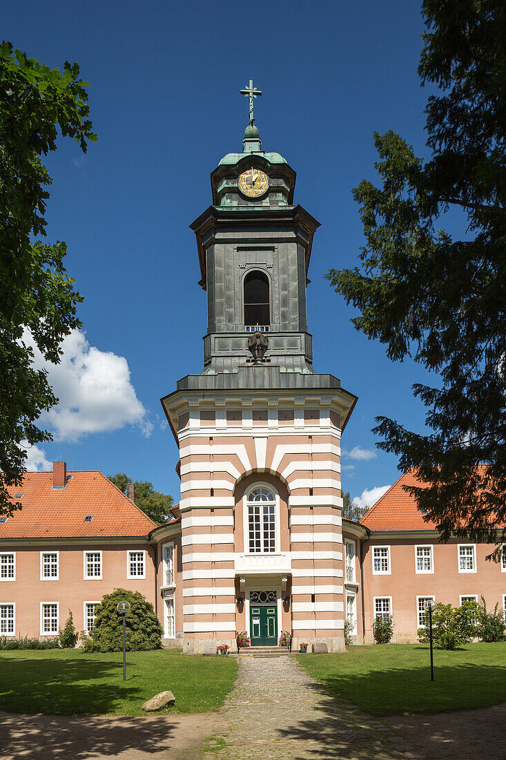 Kloster Medingen, Konvent, spätbarock, frühklassizistisch, Kirche zwischen zwei Konventgebäuden, bei Bad Bevensen,  gehört zu den sechs Lüneburger Klöstern, Niedersachsen, Deutschland