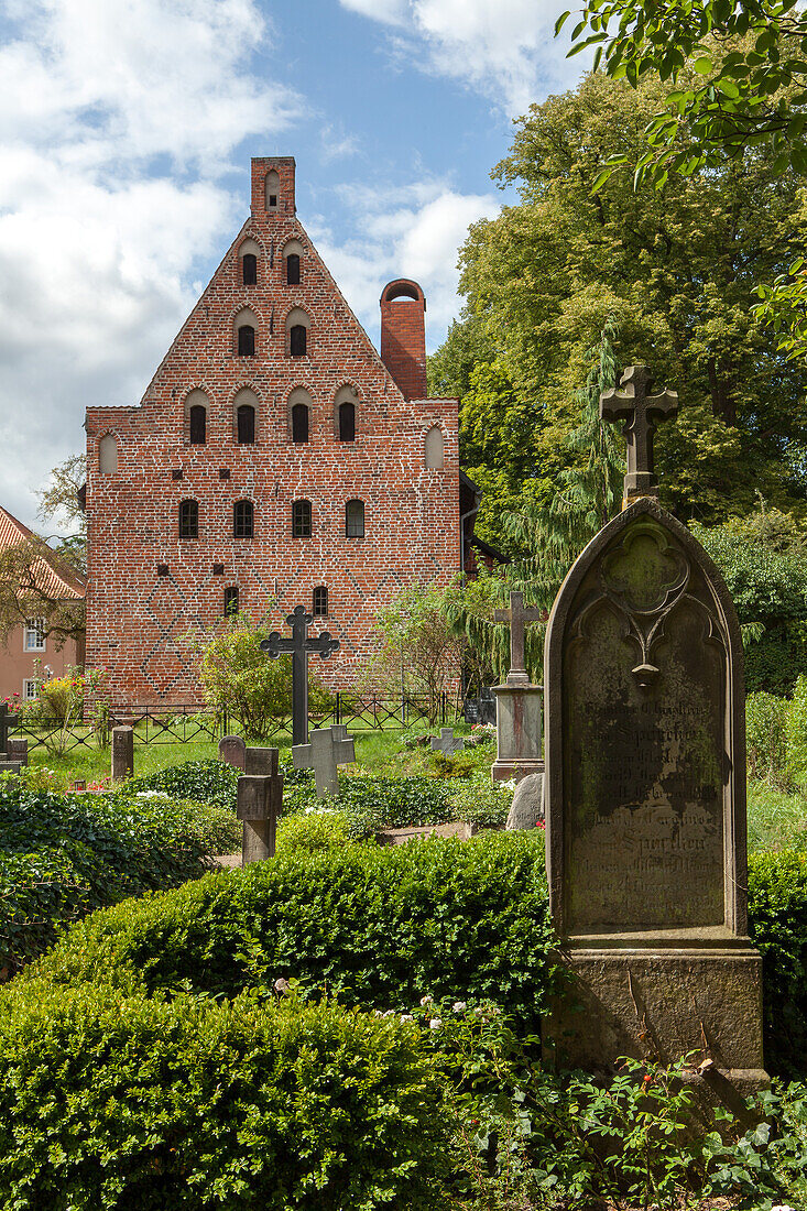 Kloster Medingen, ehemaliges Zisterzienserkloster, Friedhof des Klosters, mittelalterliches Brauhaus, bei Bad Bevensen, gehört zu den sechs Lüneburger Klöstern, Niedersachsen, Deutschland