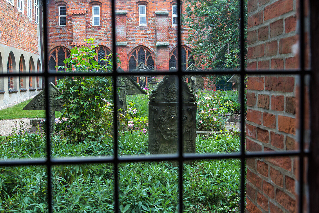 Kloster Ebstorf, Blick durch bleiverglaste Fenster in Innenhof, Friedhof der Äbtissinen, gehört zu den sechs Lüneburger Klöstern, Niedersachsen, Deutschland