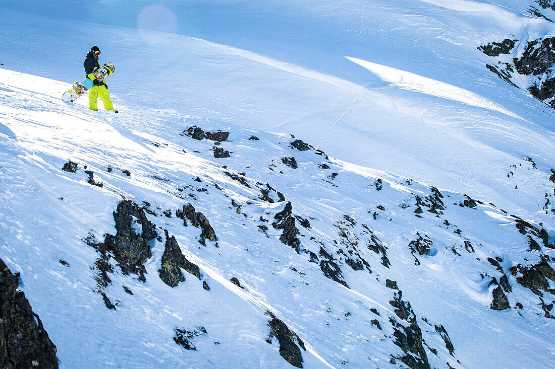 One snowboardeur walking in the snow