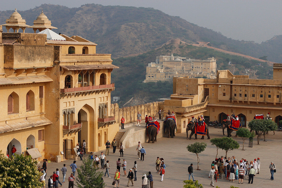 India, Rajasthan, Jaipur, a large view on the courtyard of the fort d'Amber (16e century), with many tourists and elephants