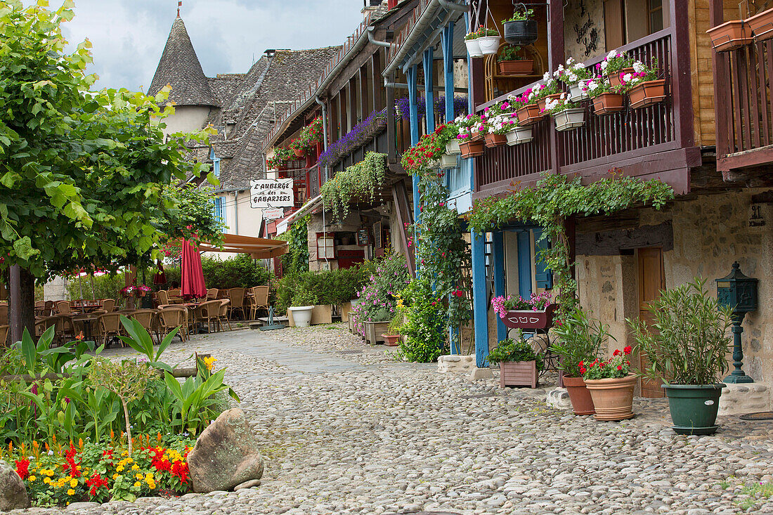 France, Corrèze (19) Argentat, typical houses the banks of the Dordogne