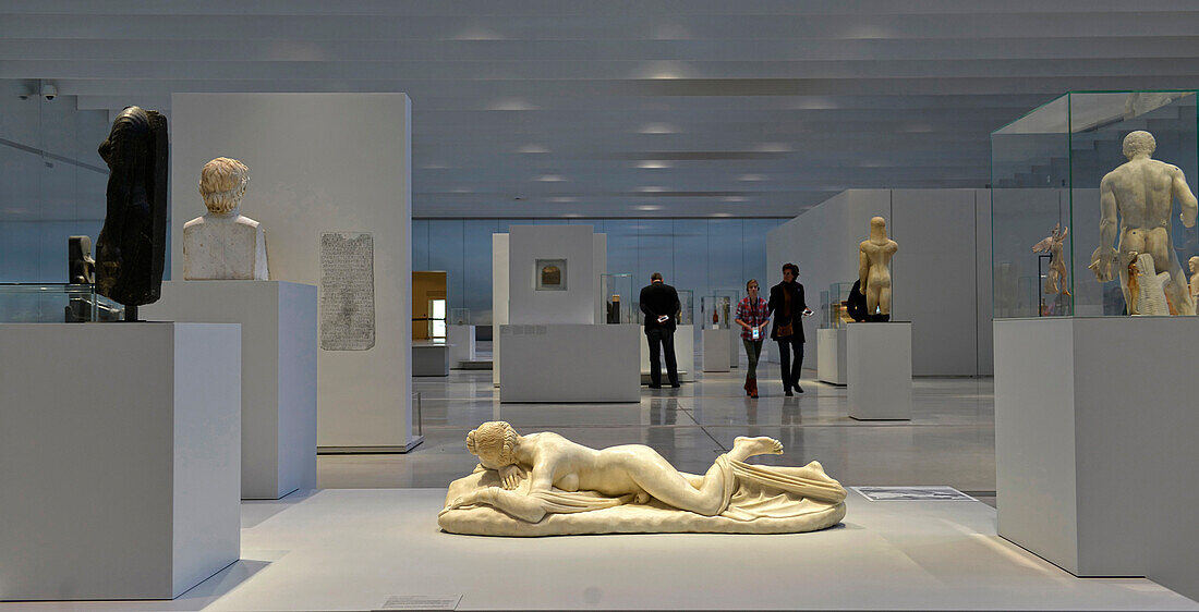 Europe,France, exhibition hall of the Louvre in Lens. Hermaphrodite statue in the foreground (architectes Kazuyo Sejima/Ryue Nishizawa©Sanaa)