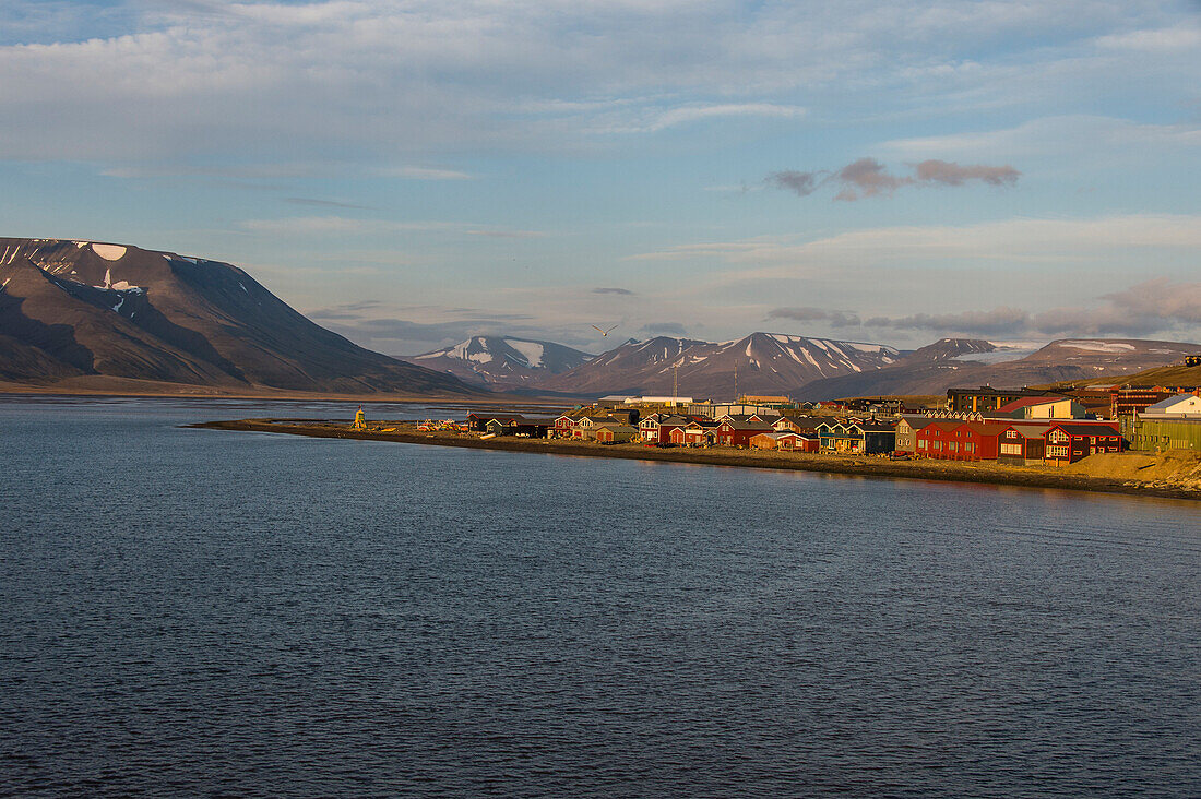 Longyearbyen at sunset, Spitsbergen, Svalbard, Arctic, Norway, Scandinavia, Europe