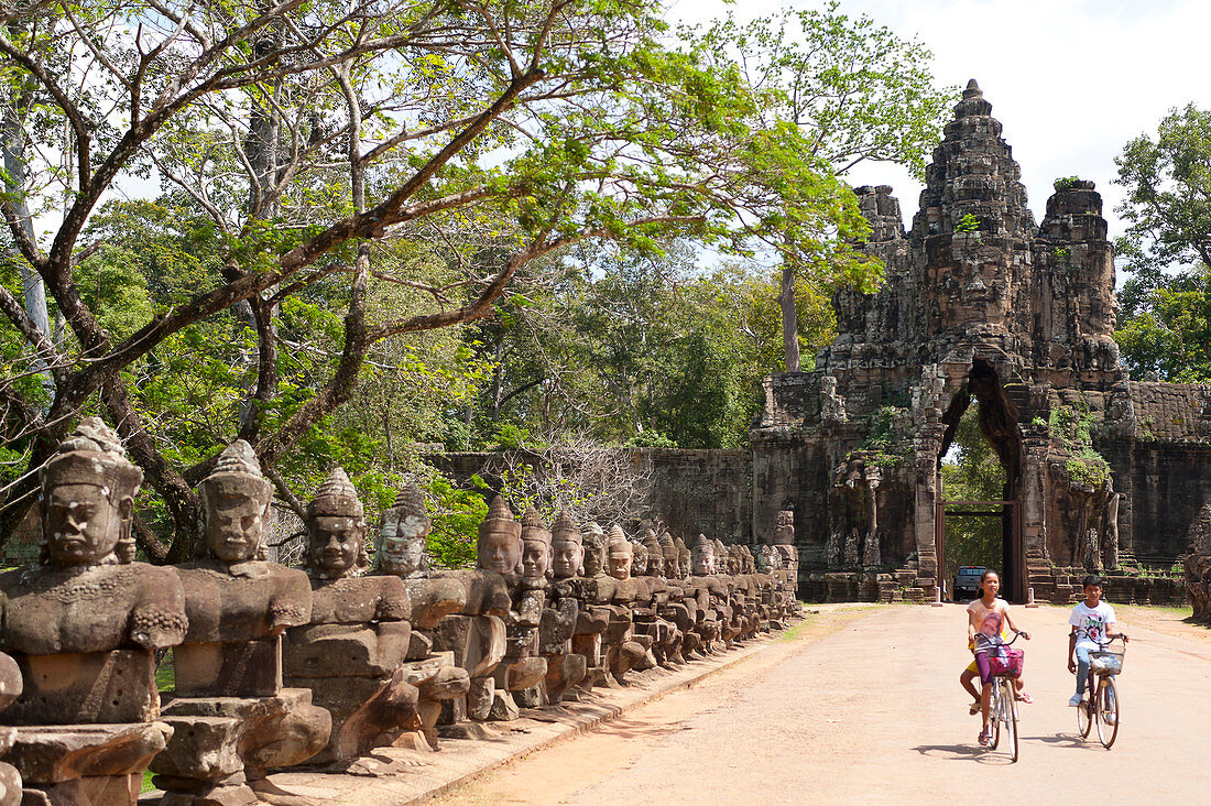 Gate entrance to Angkor Thom with guarding statues,  UNESCO World Heritage Site, Angkor, Siem Reap, Cambodia, Indochina, Southeast Asia, Asia