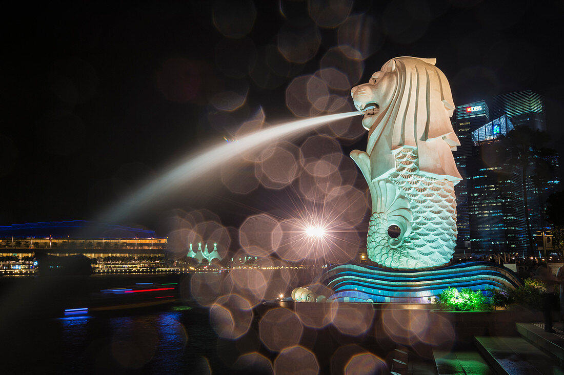 The Merlion at night, the city's symbol, Singapore, Southeast Asia, Asia