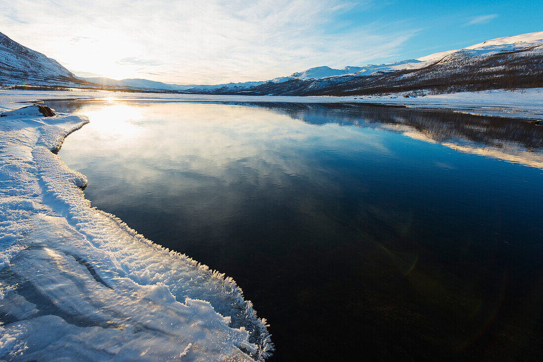 Winterlicher See im Abisko National Park, Schweden, Skandinavien, Europa