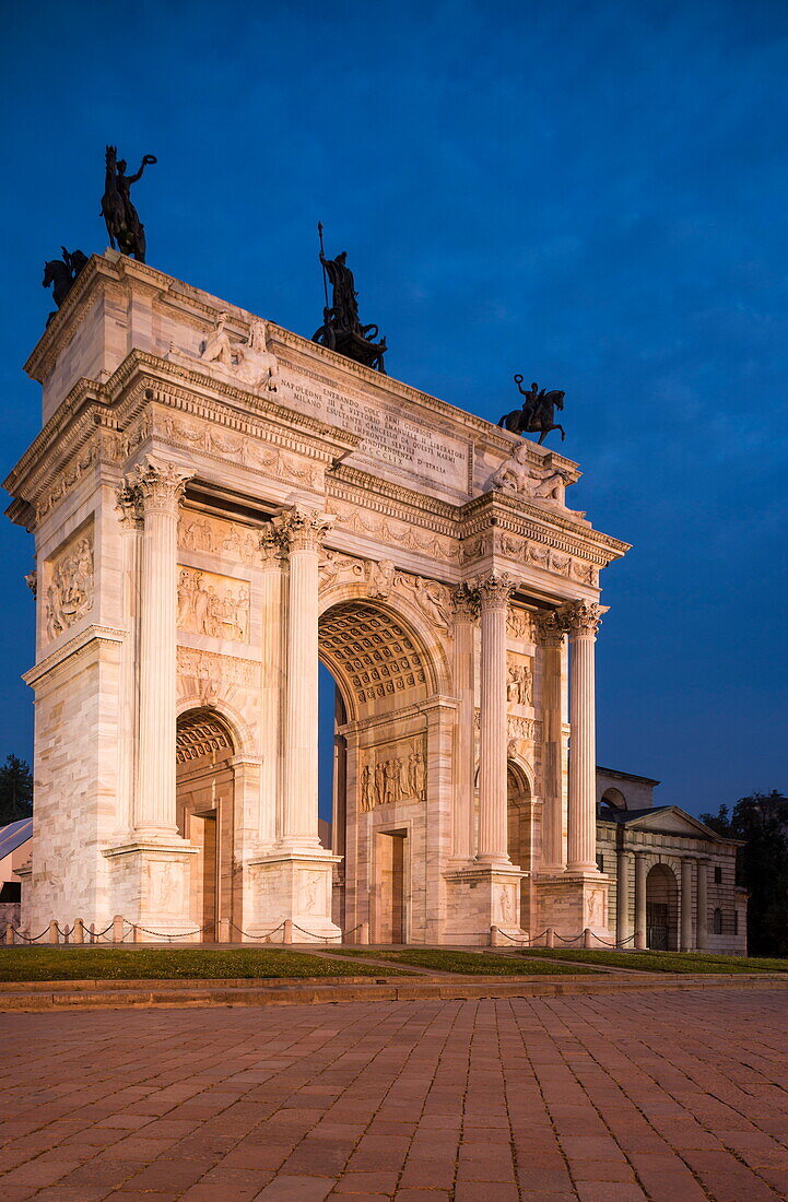 Arch of Peace at night, Piazza Sempione, Milan, Lombardy, Italy, Europe