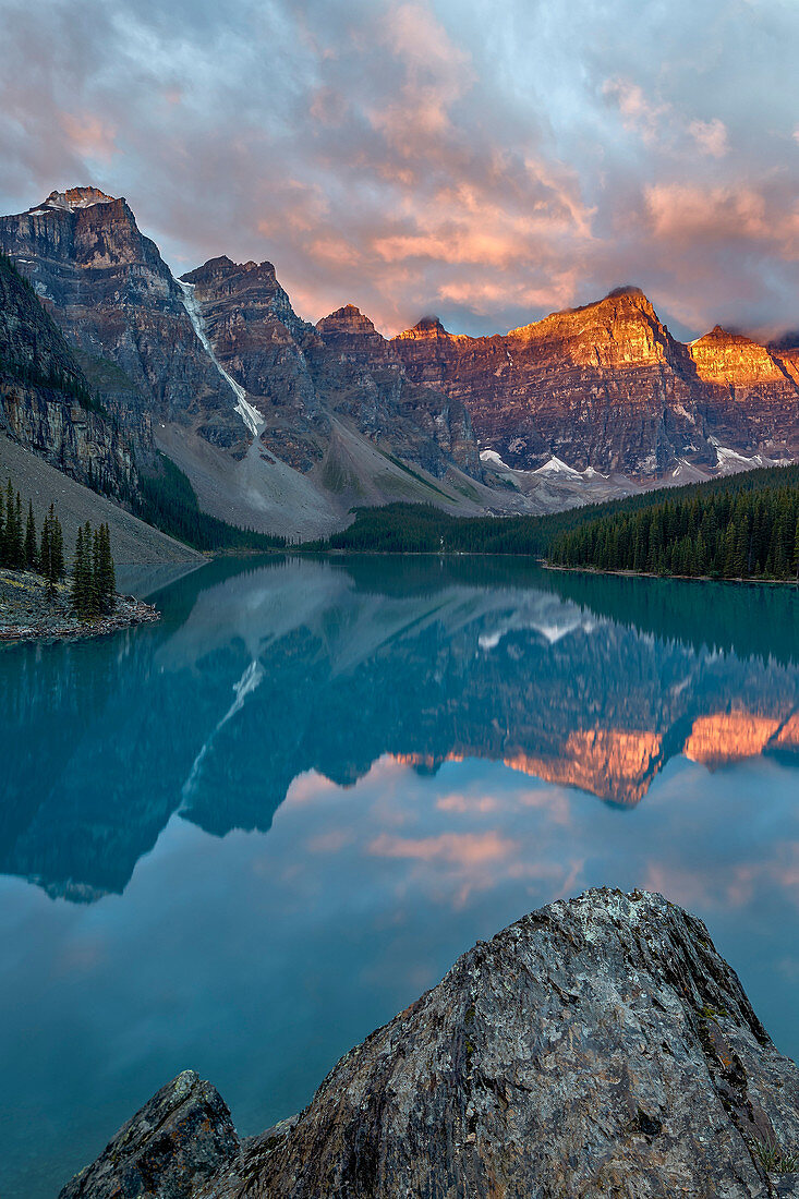Moraine Lake at sunrise with pink clouds, Banff National Park, UNESCO World Heritage Site, Alberta, Rocky Mountains, Canada, North America