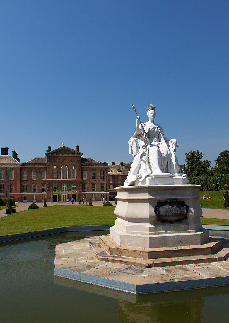 Queen Victoria Statue and Kensington Palace, Kensington Gardens, London, England, United Kingdom, Europe