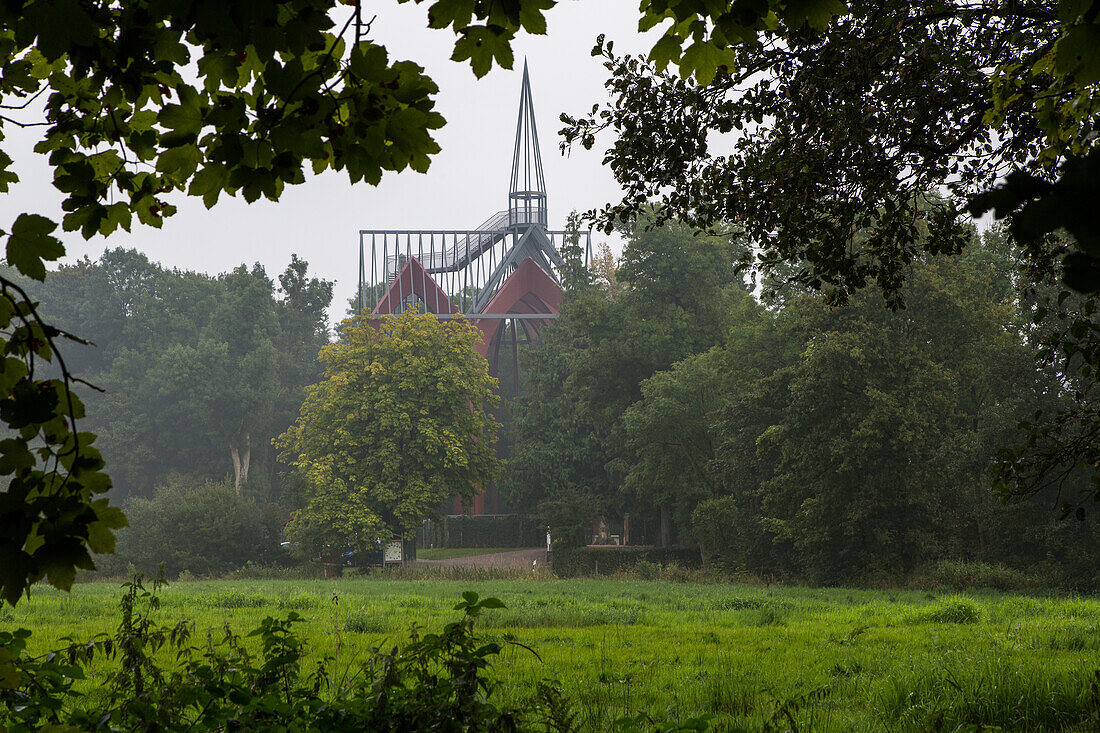 Gedenkstätte Kloster Ihlow, Zisterzienser, Niedersachsen, begehbares Stahlskelett erinnert an frühere Klosterkirche, Deutschland