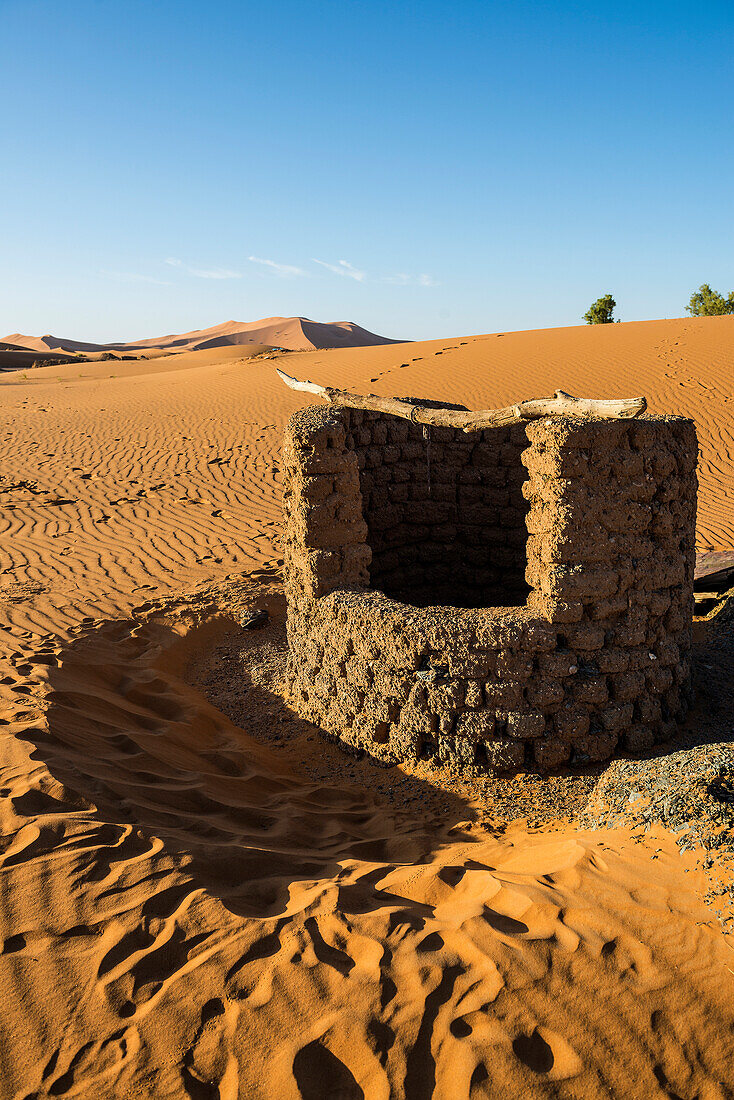 well and sand dunes, Erg Chebbi, Sahara Desert, Morocco, Africa