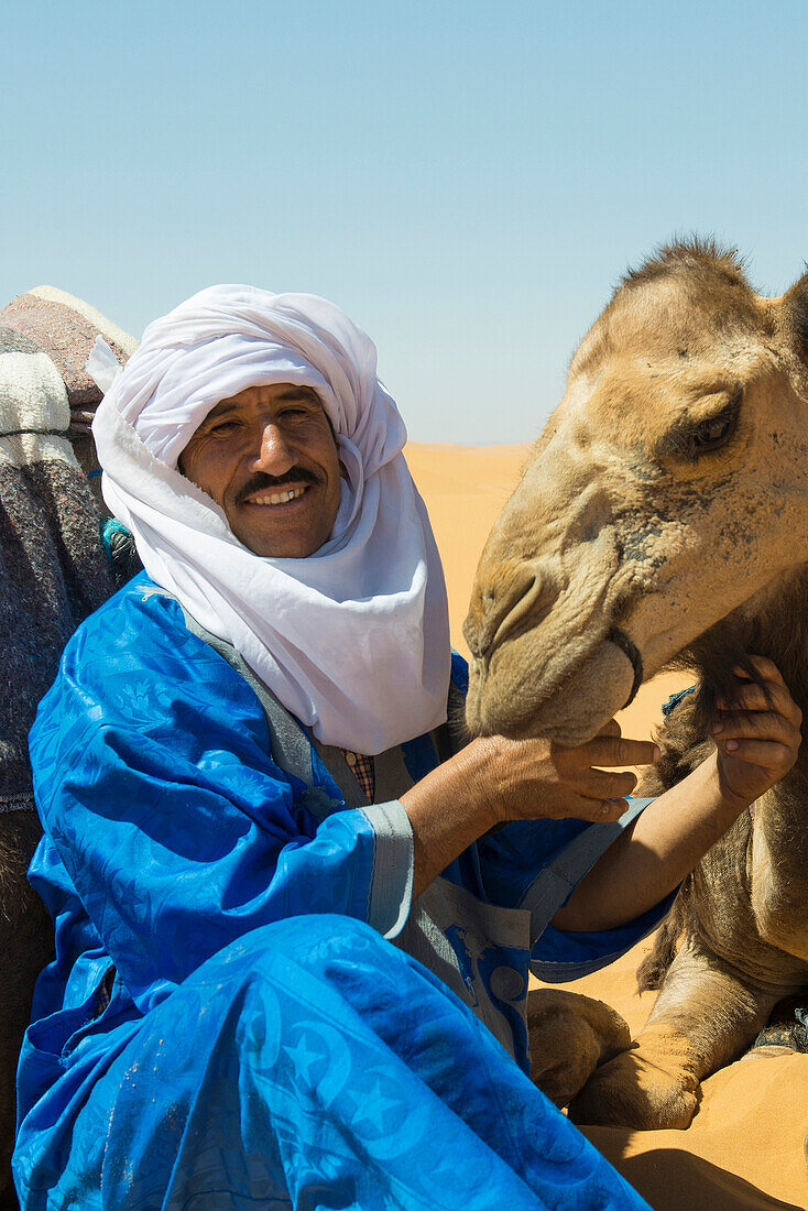Berber und Dromedar, Erg Chebbi, Sahara, Marokko, Afrika