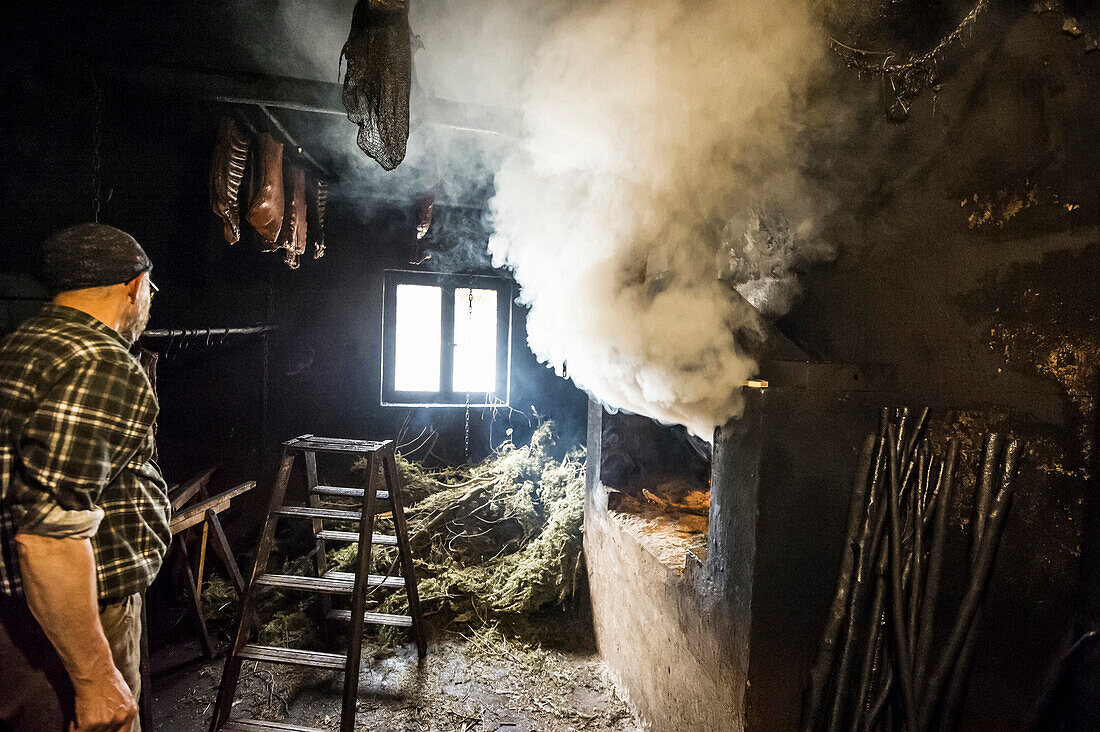 Räucherkammer, Schwarzwälder Schinken, Untermühlbachhof, St.Georgen-Peterzell, Schwarzwald, Baden-Württemberg, Deutschland