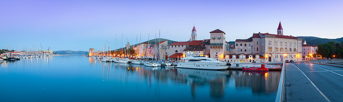 Trogir's historic Stari Grad (Old Town) defensive walls and harbour, Trogir, Dalmatia, Croatia, Europe