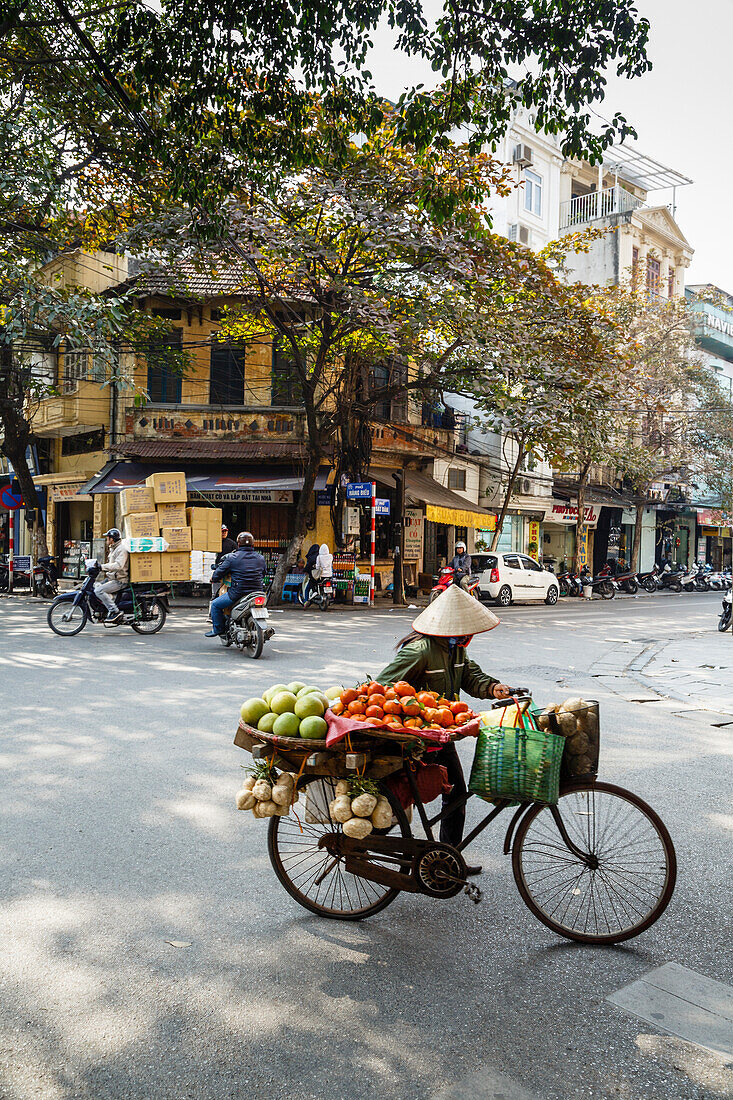 Street scene in the old quarter, Hanoi, Vietnam, Indochina, Southeast Asia, Asia
