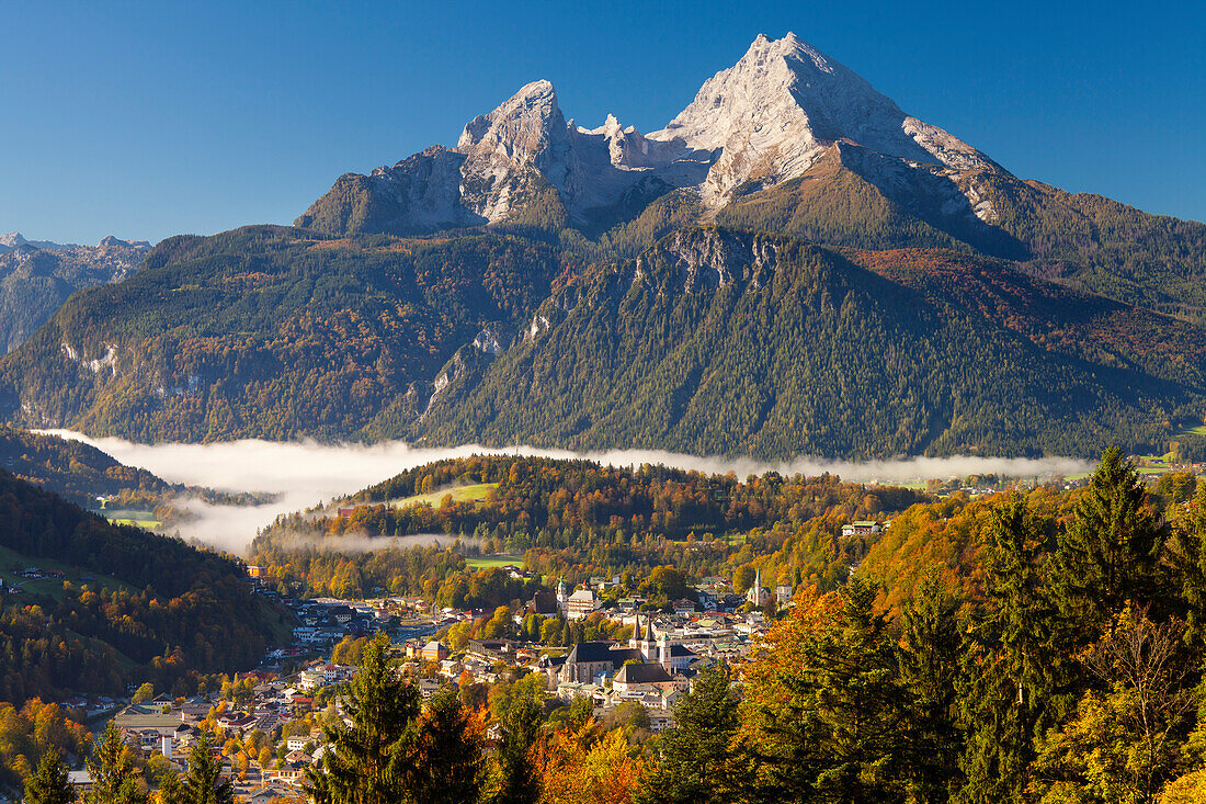 View of Berchtesgaden in autumn with the Watzmann mountain in the background, Berchtesgaden, Bavaria, Germany, Europe