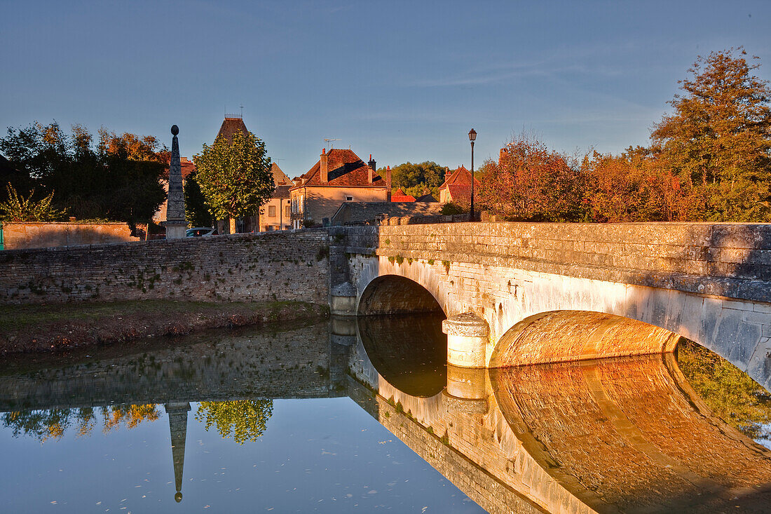 The River Serein in the village of Noyers-sur-Serein, Yonne, Burgundy, France, Europe