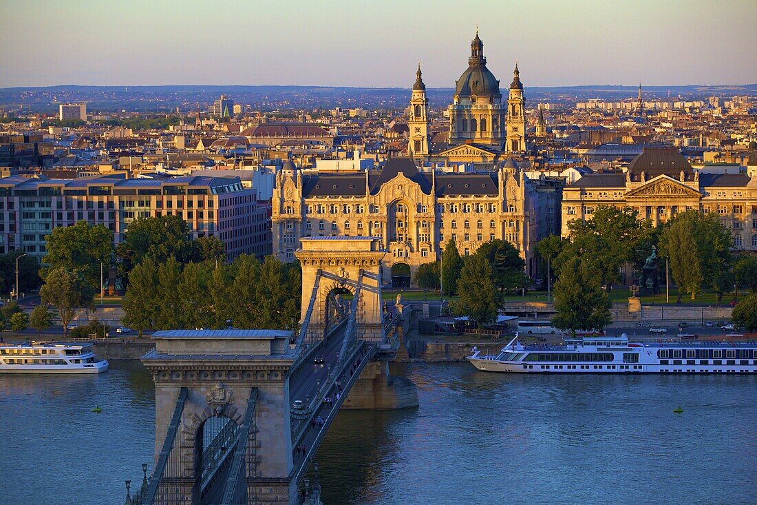 Budapest skyline and River Danube, UNESCO World Heritage Site, Budapest, Hungary, Europe