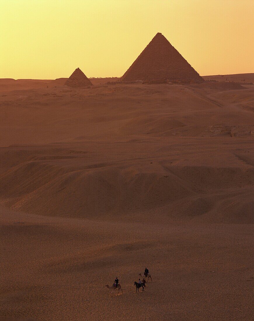 Camel riders at Giza Pyramids, Giza, UNESCO World Heritage Site, Cairo, Egypt, North Africa, Africa