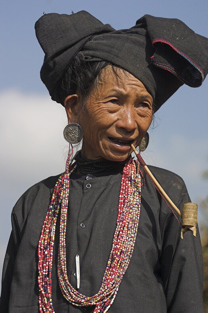 Aku lady smoking wooden pipe, Wan Sai village, Kengtung (Kyaing Tong), Shan state, Myanmar (Burma), Asia