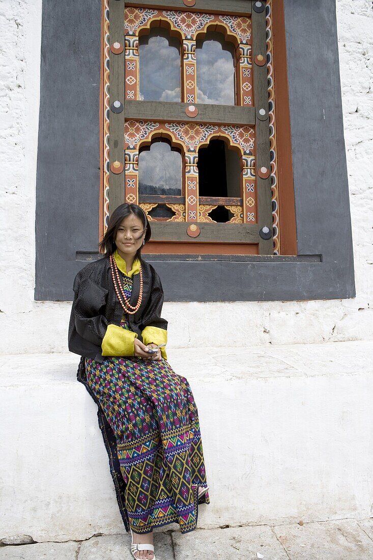 Bhutanese woman in traditional dress, Trashi Chhoe Dzong, Thimphu, Bhutan, Asia