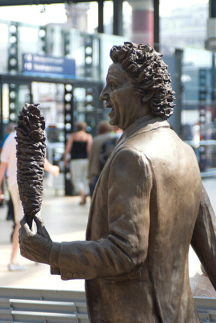 Statue by Tom Murphy of comedian and native son Ken Dodd, Liverpool, Merseyside, England, United Kingdom, Europe